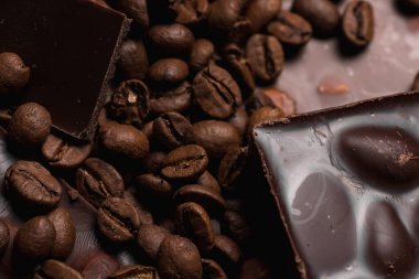 Kahve çekirdekleri ve çikolata yakın plan. Doğal kahverengi arkaplan.