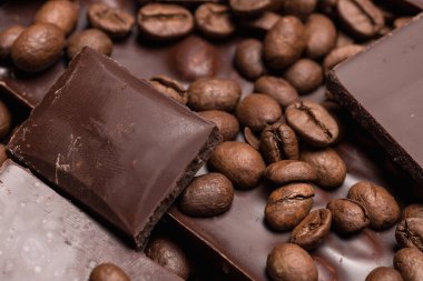 Kahve çekirdekleri ve çikolata. Koyu çikolata. Tarçın renginin doğal arkaplanı.