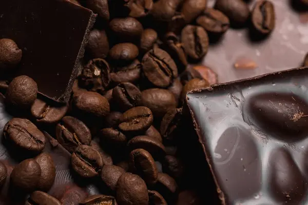 Kahve çekirdekleri ve çikolata yakın plan. Doğal kahverengi arkaplan.