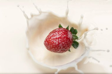 Olgun kırmızı çilek ve beyaz krema. Ev yapımı yoğurt..