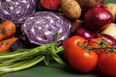 Çeşitli sebzeler. Vejetaryen mutfağı. Doğal ürünler.