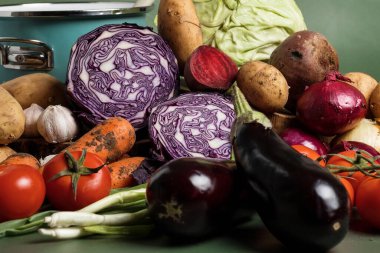 Çeşitli çiğ sebzeler. Doğal arka plan. Doğanın armağanları.