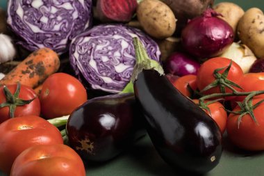 Çeşitli çiğ sebzeler. Doğal arka plan. Doğanın armağanları.