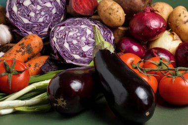 Çeşitli sebzeler. Vejetaryen mutfağı. Doğal ürünler.