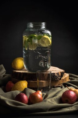 Moskova, Rusya, 27 Haziran 2020. Limon ve naneli soğuk ferahlatıcı su. Ev yapımı limonata. Karanlık bir arka planda hayat.