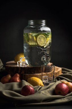 Limonlu soğuk su. Ev yapımı limonata. Karanlık bir arka planda hayat. 
