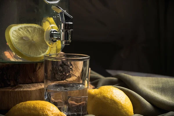 Охолоджена Вода Лимоном Ятою Скляній Банці Краном — стокове фото