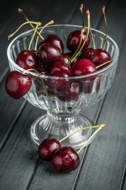 Taze, sulu kirazlar. Koyu arkaplanda kırmızı kiraz. Makro fotoğraf.