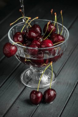 Taze, sulu kirazlar. Koyu arkaplanda kırmızı kiraz. Makro fotoğraf.