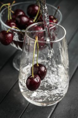 Taze, sulu kirazlar. Koyu arkaplanda kırmızı kiraz. Makro fotoğraf.