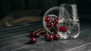 Taze, sulu kirazlar. Koyu arkaplanda kırmızı kiraz. Makro fotoğraf.