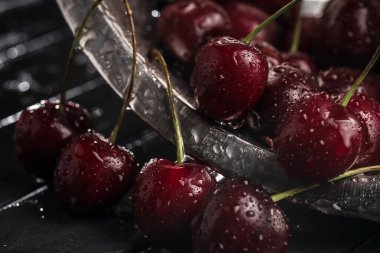 Taze, sulu kirazlar. Koyu arkaplanda kırmızı kiraz. Makro fotoğraf.