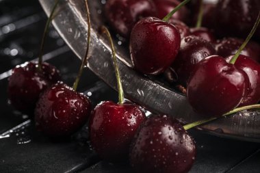 Taze, sulu kirazlar. Koyu arkaplanda kırmızı kiraz. Makro fotoğraf.