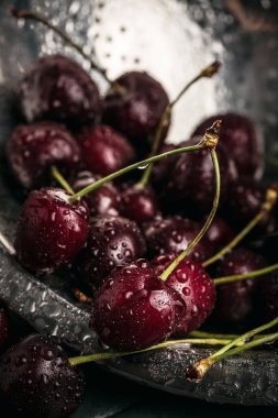 Taze, sulu kirazlar. Koyu arkaplanda kırmızı kiraz. Makro fotoğraf.