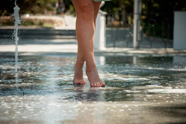 Schlanke Schöne Weibliche Beine Wasserspritzern Stadtbrunnen Freien — Stockfoto