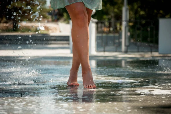 Delgada Hermosas Piernas Femeninas Salpicaduras Agua Fuente Ciudad Aire Libre — Foto de Stock