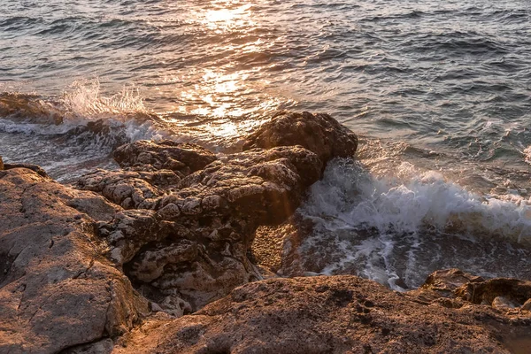 Deniz Kıyısındaki Taşlar Gün Batımında Rocky Sahili Doğal Arkaplan — Stok fotoğraf