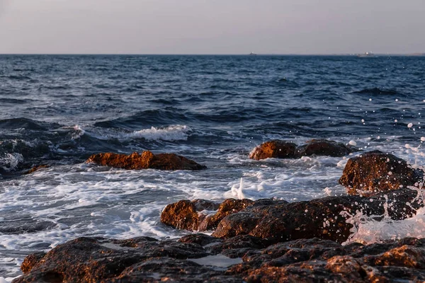 Deniz Kıyısındaki Taşlar Gün Batımında Rocky Sahili Doğal Arkaplan — Stok fotoğraf