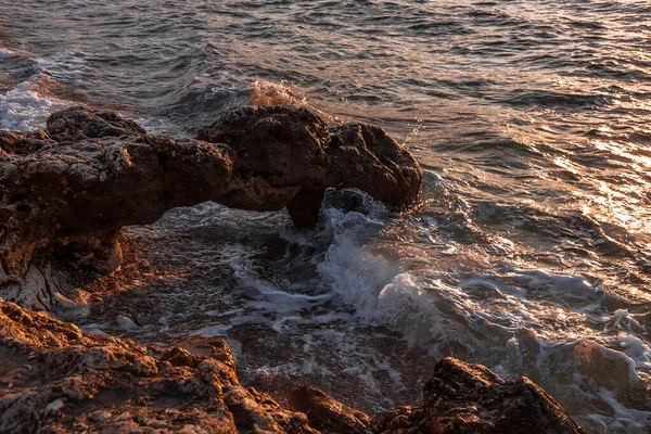 Πέτρες Στην Ακτή Ρόκι Μπιτς Ηλιοβασίλεμα Φυσικό Περιβάλλον — Φωτογραφία Αρχείου