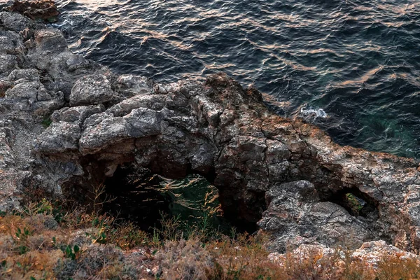 Deniz Kıyısındaki Taşlar Gün Batımında Rocky Sahili Doğal Arkaplan — Stok fotoğraf