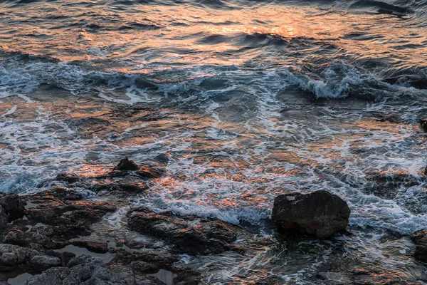 Deniz Kıyısındaki Taşlar Gün Batımında Rocky Sahili Doğal Arkaplan — Stok fotoğraf