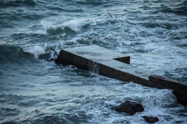 海浪冲破了一个混凝土码头 防波堤要素 — 图库照片