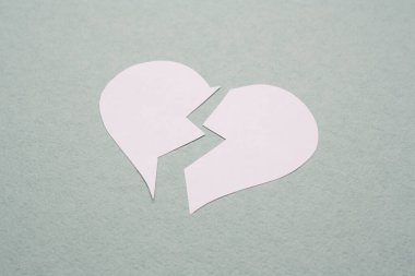 Kırık kağıt, kesilmiş kalp. Kavram