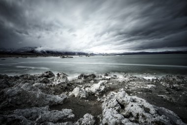 Mono Gölü fırtınada