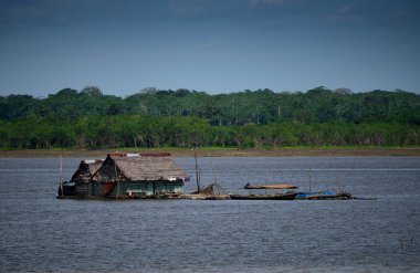 Amazon yüzen evi