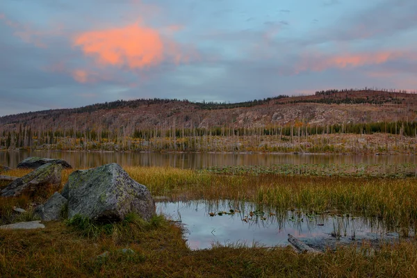 Lago de peligro al atardecer —  Fotos de Stock