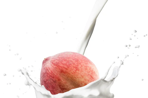 牛乳のスプラッシュの木立ち桃 — ストック写真