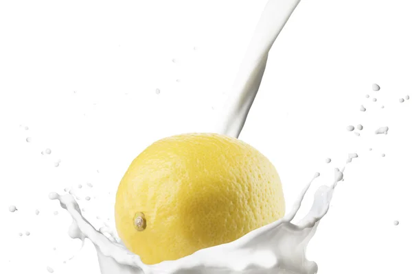 Limão caindo em respingo de leite — Fotografia de Stock