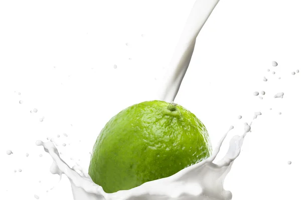 Queda de Limão no respingo de leite — Fotografia de Stock