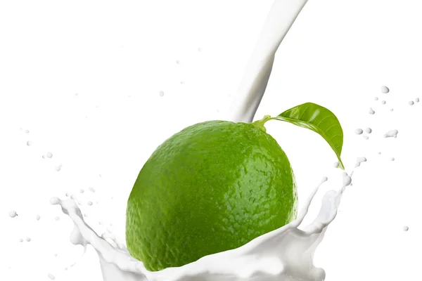 Queda de Limão no respingo de leite — Fotografia de Stock