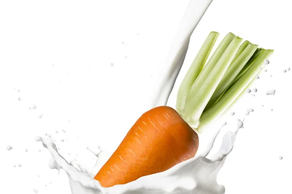 Zanahoria cayendo en el chorro de leche — Foto de Stock