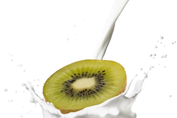 Kiwi caindo em respingo de leite — Fotografia de Stock