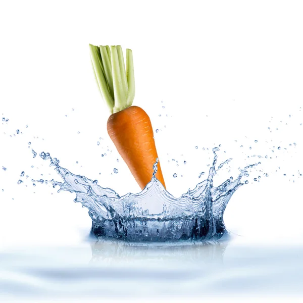 Zanahoria fresca con agua salpicada —  Fotos de Stock