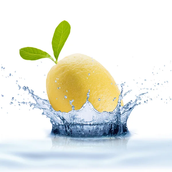 Limão caindo em respingo de água — Fotografia de Stock