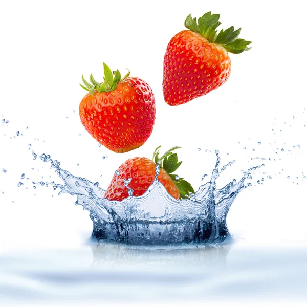 Fragole che cadono in spruzzi d'acqua — Foto Stock