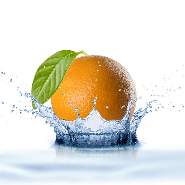 Arancione caduta in spruzzi d'acqua — Foto Stock
