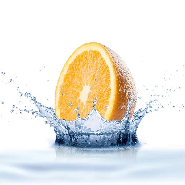 Naranja cayendo en el agua Splash —  Fotos de Stock