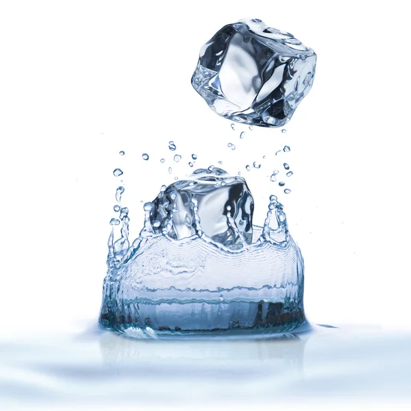氷を水にドロップ — ストック写真