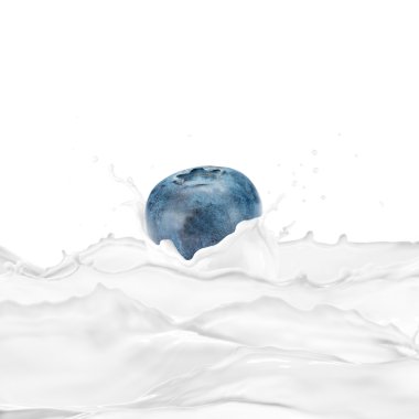 Süt sıçrama ile taze yaban mersini