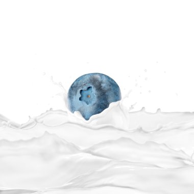 Süt sıçrama ile taze yaban mersini