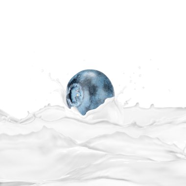 Süt sıçrama ile taze yaban mersini