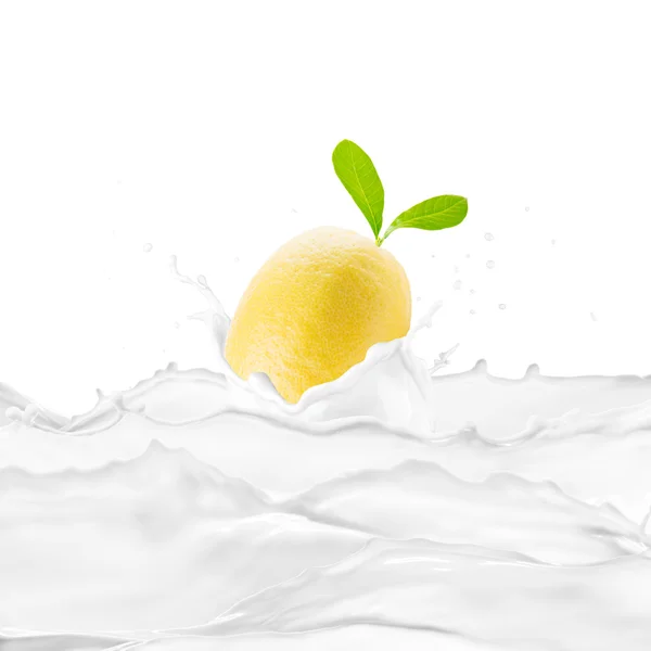 Limão em respingo de leite — Fotografia de Stock