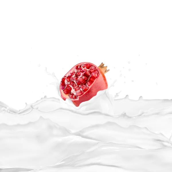 Granaatappel op melk Splash — Stockfoto