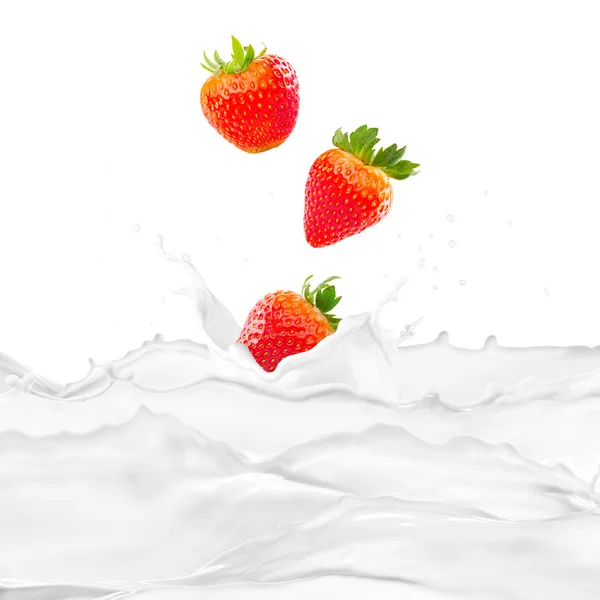 Fresas en el chorro de leche — Foto de Stock