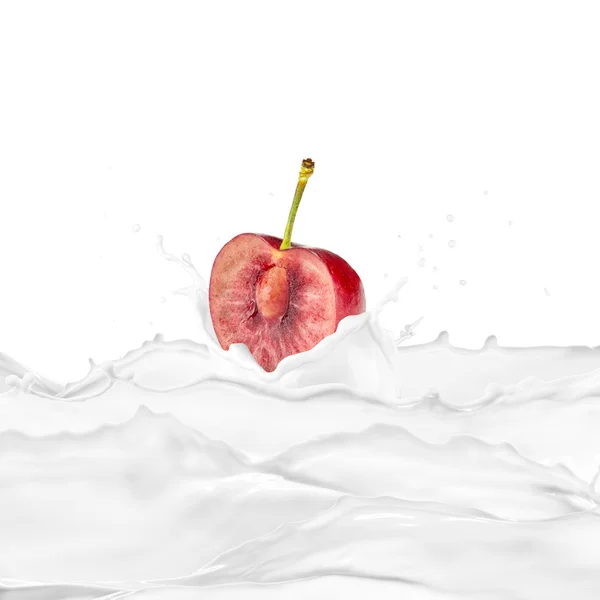 Queda de cereja em respingo de leite — Fotografia de Stock