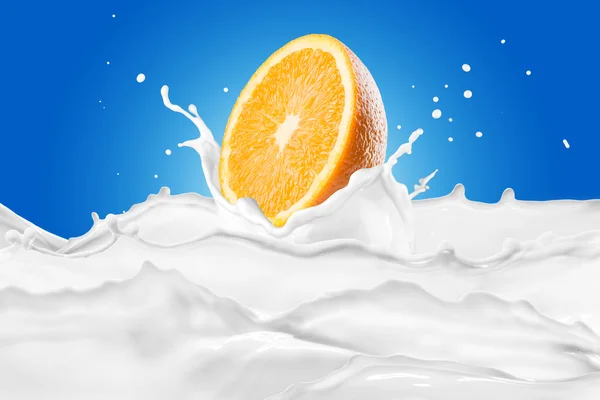 Arancione su spruzzi di latte — Foto Stock